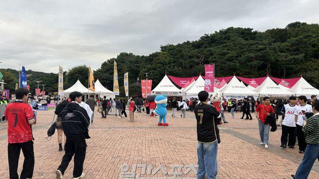 “A매치 맞아?” 차가운 민심→홍명보호 흥행 ‘대실패’…파라과이전 ‘텅텅’ 예고, 냉혹한 현실 [IS 상암]