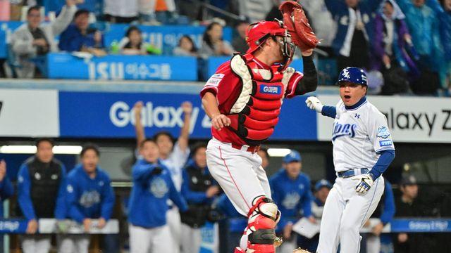'달리는 경주마에 채찍질?' 이종욱 코치와 동반 홈 전력 질주 화제→