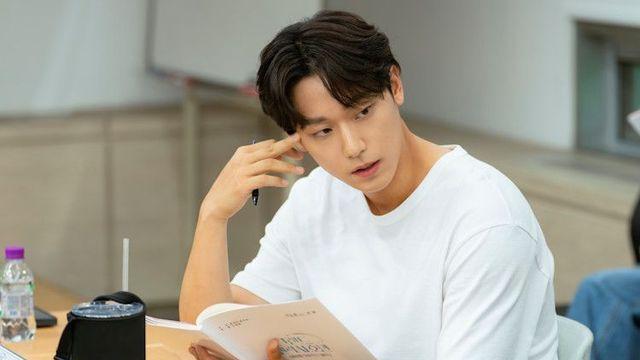 이도현의 댕댕미 가득 남친룩! ‘그랜드 갤럭시 호텔’로 복귀 알린 이도현의 일상 패션