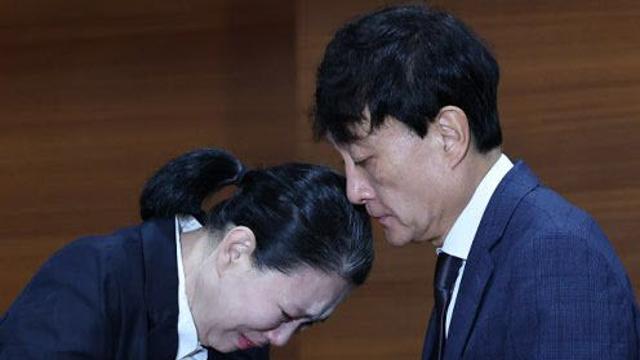 故 오요안나 母, MBC와 합의서 사인→명예사원증 전달 받고 눈물