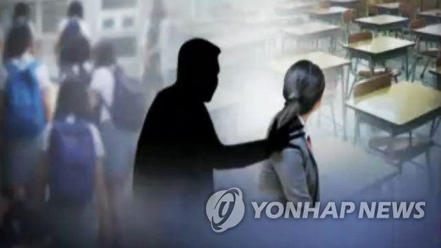 성범죄 수사받는 교원 절반, 학교에 그대로…직위해제 안 돼
