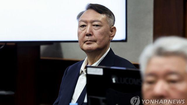 재구속 후 처음 특검 나온 尹…8시간반 조사 내내 '진술거부'