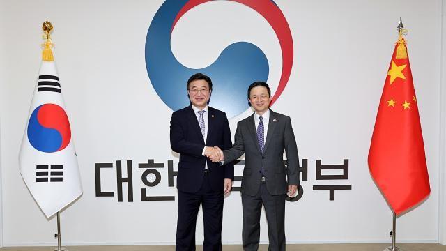 韩国行政安全部长官尹昊重会见中国驻韩大使戴兵