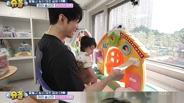 [TVis] 심형탁, 하루와 ‘에몽이 생일파티’… 장난감 피아노까지 ‘훈훈 父子 케미’ (슈돌)
