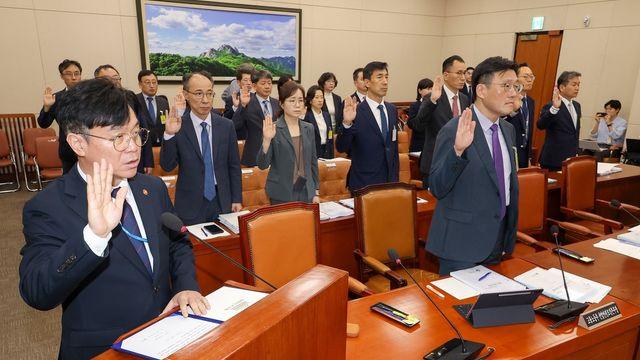 여야, '前민노총 간부 간첩 활동 판결' 공방…노동부 국감 파행