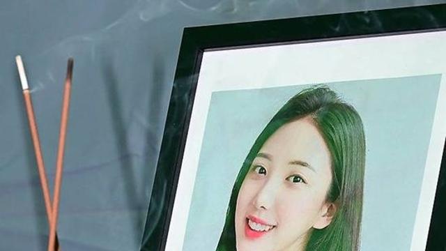 故 오요안나 모친, 단식 끝 MBC 합의문 서명…명예사원증 받고 '오열' (엑's 현장)[종합]