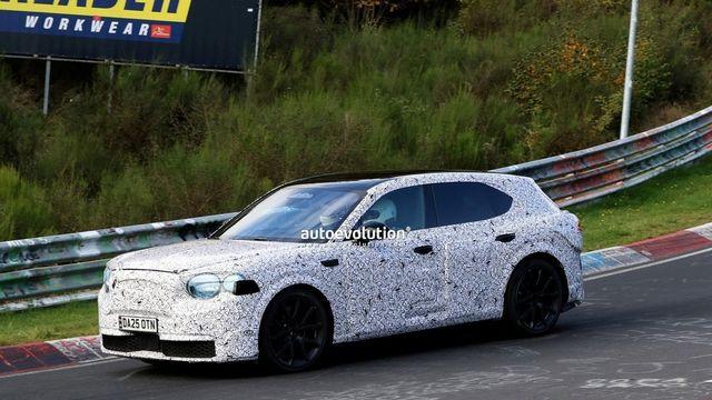 “베이비 벤테이가?” 벤틀리 첫 전기 SUV ‘메이온’ 시험주행 중 포착!