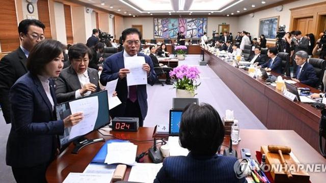 민주당, 대법원 현장검증 강행 시도…野 항의 속 국감장 떠나