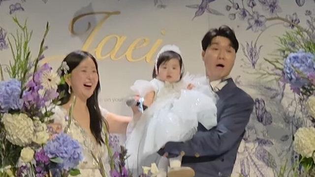 박수홍♥김다예, 딸 재이 돌잔치 ‘흥 폭발’ 현장 공개…박경림·심진화 등 ‘동료 총출동’ 축하 열기 박수홍♥김다예, 딸 재이 돌잔치 ‘흥 폭발’ 현장 공개…박경림·심진화 등 ‘동료 총출동’ 축하 열기