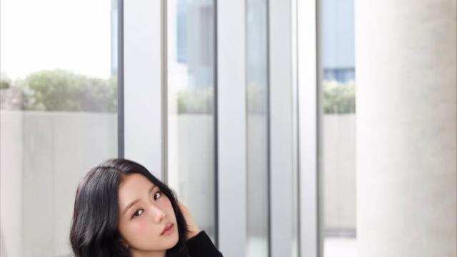 지수 X 알로, 핑크빛 ‘선셋 스니커’ 출시