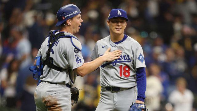 야마모토, 8년 만에 등장한 PS 완투승 투수...다저스 NLCS 2연승 견인