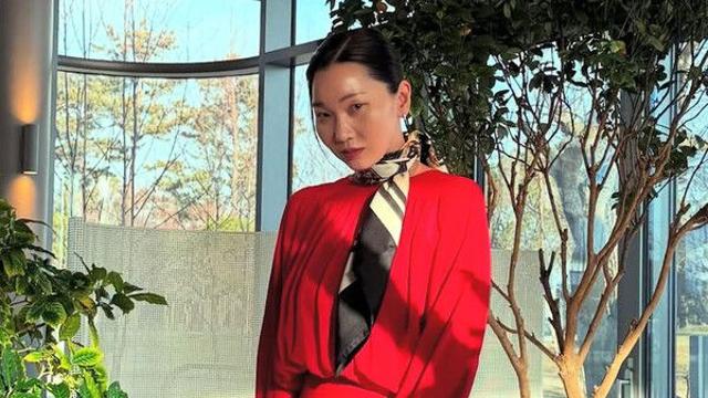 장윤주 완벽 비율 과시…레드룩 소화