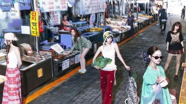 르세라핌, '경동시장 SPAGHETTI 맛집사장' 변신…3차 콘셉트컷 공개