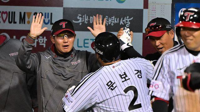 ‘부활 절실한’ LG 중심타자, 청백전 ‘두 타석 연속 루킹삼진’ 이유 있었네…”오늘(15일) 타석에서 공만 보기로 했다” [이천 현장]