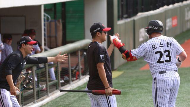 '초구 번트-지명타자 5명' LG 첫 청백전 어땠나...장현식-함덕주-박명근-박시원 무실점 [IS 이천]