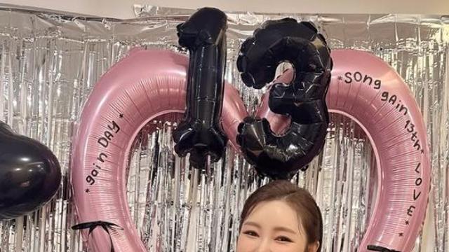 송가인, 데뷔 13주년 깜짝 이벤트...더 상큼해진 미모 자랑