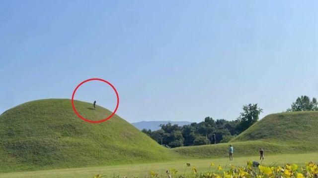 “거길 왜 올라가요”…신라 고분 위 올라간 아이, 촬영한 아빠 논란