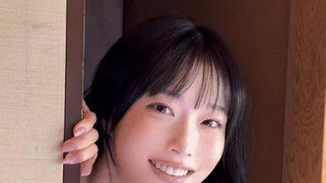 숨어서 장난치는 일본 여자친구