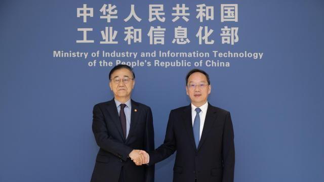 韩国国土部长官金润德会见中国工业和信息化部部长李乐成