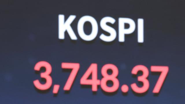 KOSPI đạt kỷ lục mới (3.748,37)…Nhờ lực mua từ NĐT nước ngoài và các tổ chức