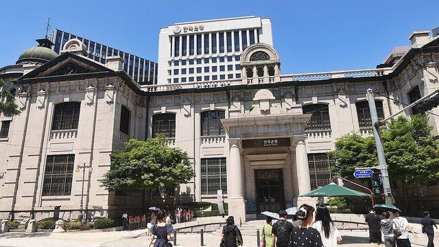 한은, 친일 논란 작가 전시회 조기 종료…작가 약력도 보완