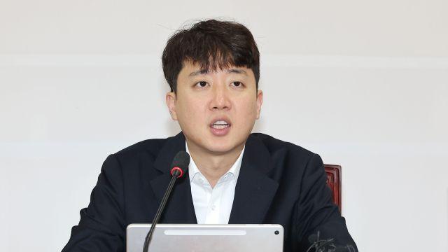 이준석 “민주당, 법관의 검은색 법복을 파란색으로 물들이려 해”