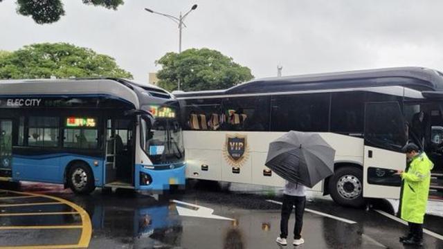 제주서 수학여행 관광버스-시내버스 부딪쳐…학생 3명 다쳐