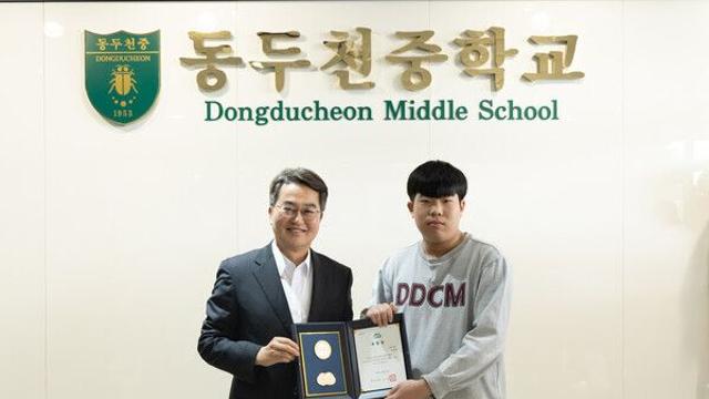 김동연 지사, '선행 중학생'·'경기RE100마을' 표창 수여