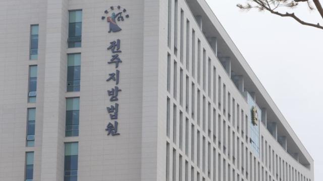 ‘CCTV 영상 속 반전’…차로 지인 들이받아 살해한 60대, 징역 12년