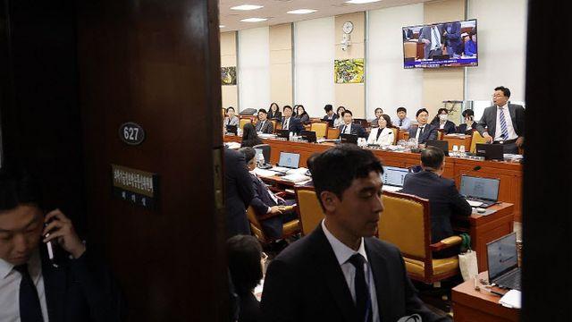 기자들 퇴장 명령 받은 뒤, ‘지라시는 생중계’… 과방위 국감 초유의 파행