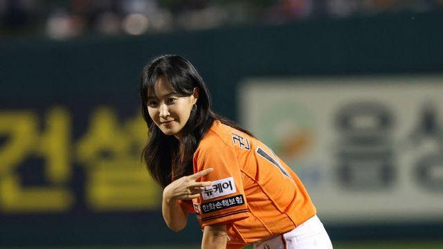 '한화 열혈팬' 김재욱-권유리, 프로야구 PO 1·2차전 시구