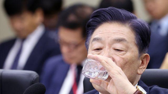 민주당은 김형석, 국민의힘은 권오을…정무위 국감 '근태 공방'