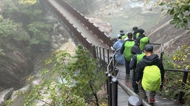 밑창 뜯어지고 초코바로 끼니…빗속을 누비는 119 산악구조대