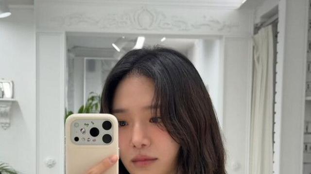 박규영, 긴 머리도 잘 어울려…거울 셀카 찰칵