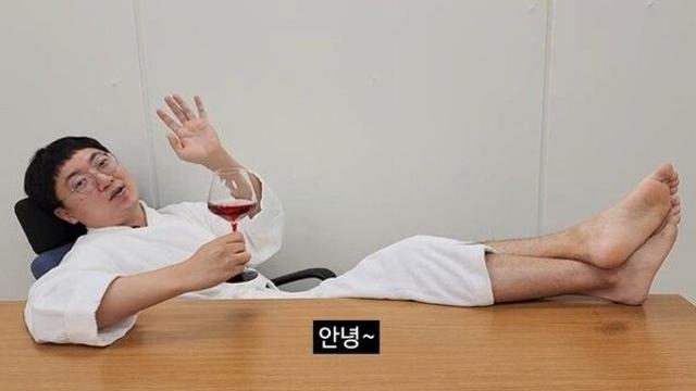 100만 앞둔 충주맨, 유튜브 은퇴 약속 굳혔다…