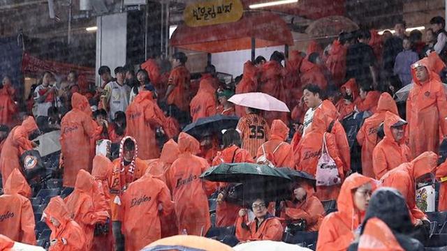 김승연 회장, PO 1차전 보러 온 한화·삼성 팬에게 특별한 선물 증정했다