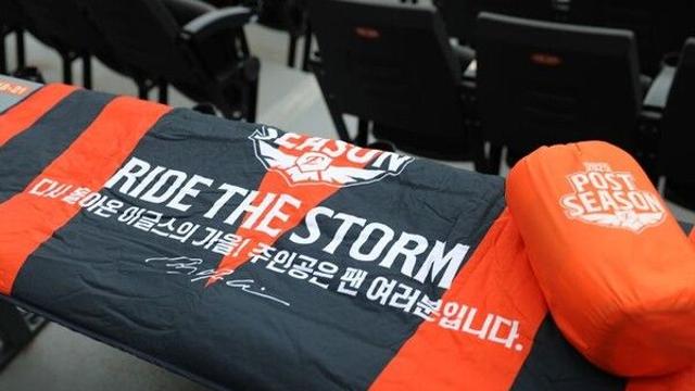 '7년 만에 가을야구' 한화, 팬들에게 담요 쐈다…김승연 회장 서명도 담겨[PO]