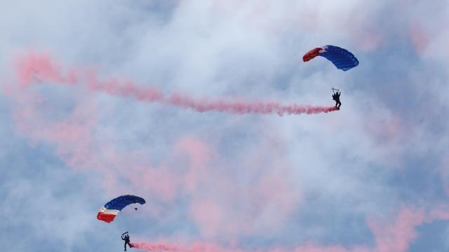 空军特种部队高空跳伞队精彩亮相