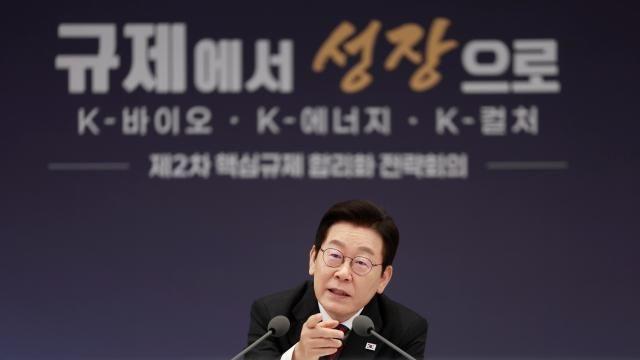 李대통령 지지율 54%로 취임 후 '최저'…민주 39%·국민의힘 25%
