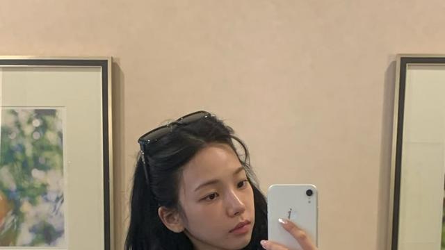 카리나, 장원영, 영서, 안유진처럼 회색 후디 입기