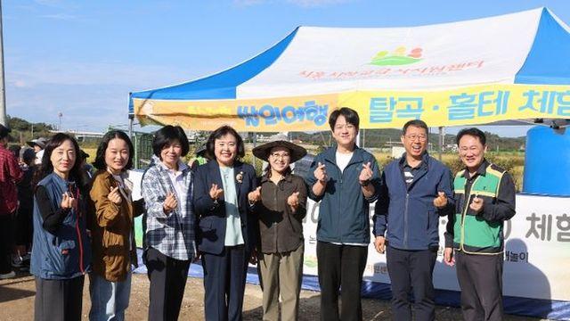 시흥시의회 교육복지위원회, 정왕초·도창초 학생들과 벼베기 체험하며 농업 가치 전파