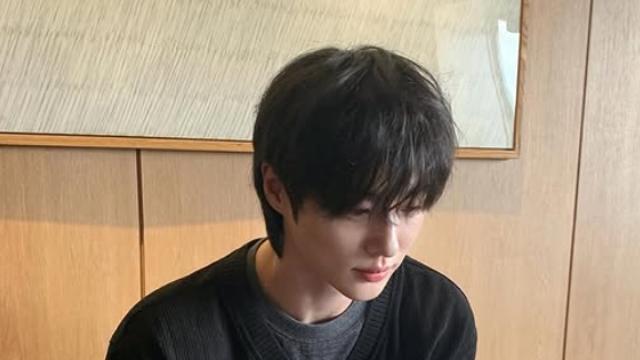 변우석, 노트북 앞 진지한 눈빛…‘설렘 유발자’ [AI 포토컷]