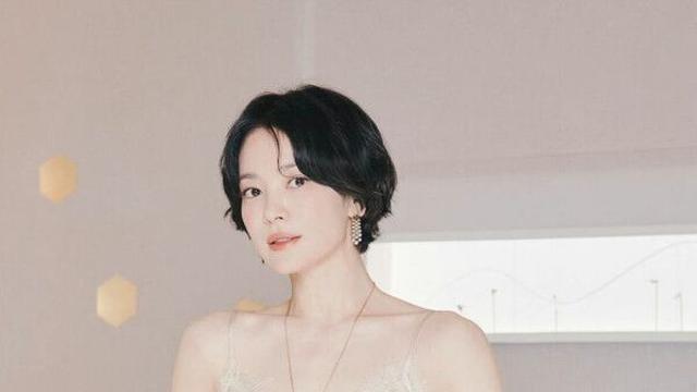송혜교 눈부신 미모에 깜짝…은은한 미소