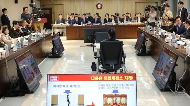 [2025국감-법사위] 여야, 헌재 국감서 공방…與 “국민의힘, 해산 대상” vs 野 “재판소원, 李대통령 지키기”