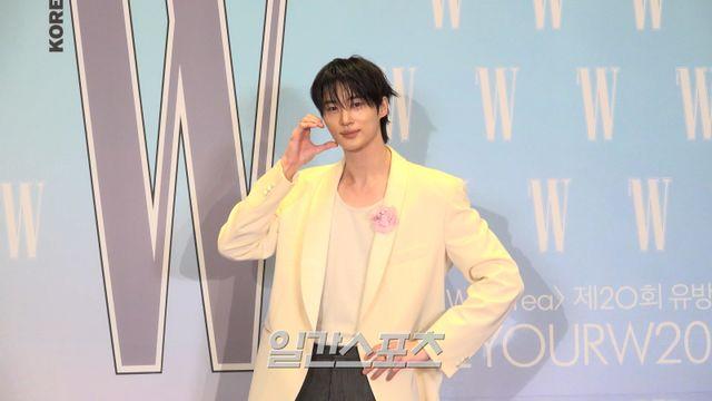 변우석, 논란의 유방암 자선 행사서 홀로 ‘핑크리본’ 패션 ‘눈길’