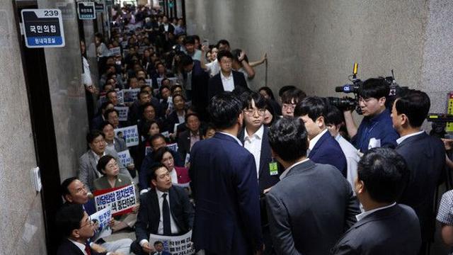 내란특검, '표결 방해 의혹' 국힘 원내대표실 부국장 소환