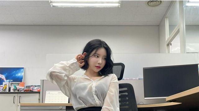 오피스룩이 뭔지 보여주는 김우유