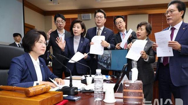 법사위 국감…與추미애, 野곽규택 질의권 뺏으며 중단 파행