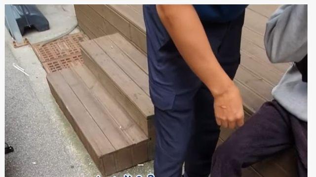 경찰한테 현행범으로 체포된 외국인 배달원