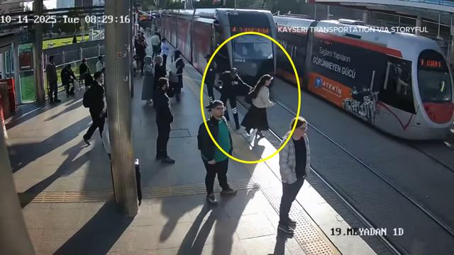 “열차 들어오는데…” 노이즈 캔슬링 들으며 선로 걸어간 여성, 경비원이 극적 구조